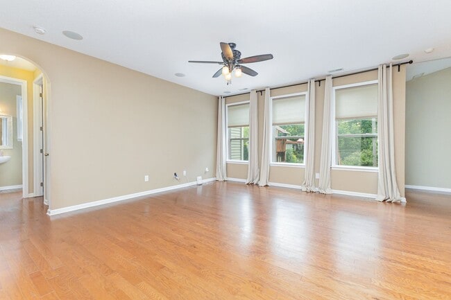 Building Photo - MOVE-IN READY!