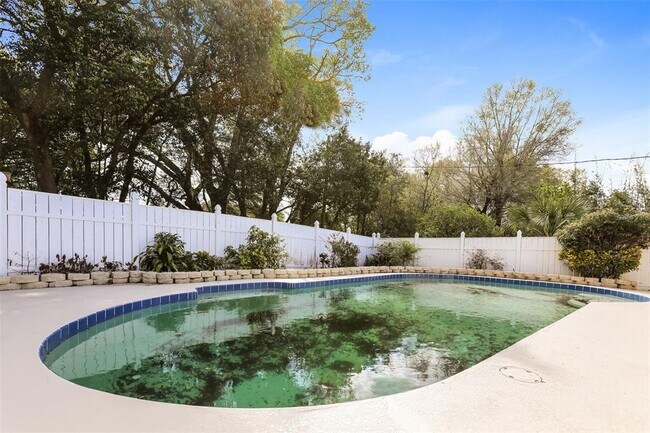 Building Photo - 7000 Watseka Ave