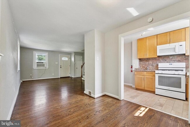 Building Photo - 2111 Delmar Dr