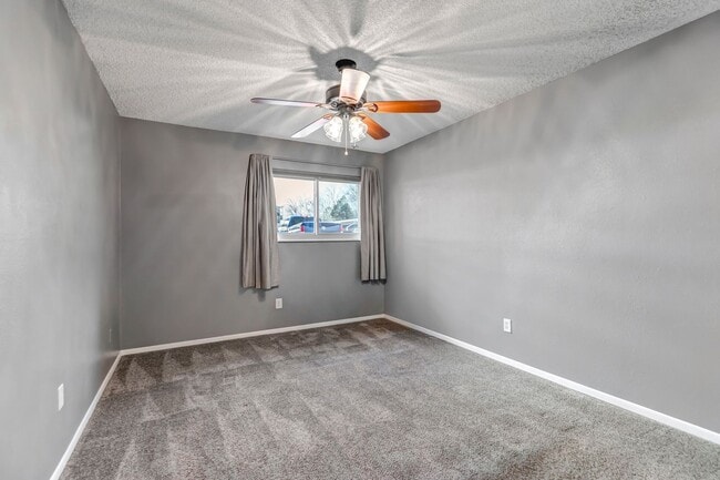 Building Photo - Skyway Condo, 2 Bed, 1.5 Bath, Secure Building