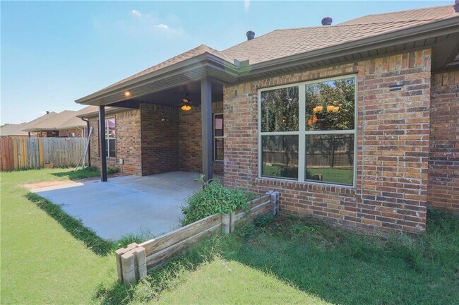Building Photo - 2306 SW Cadwell Ave