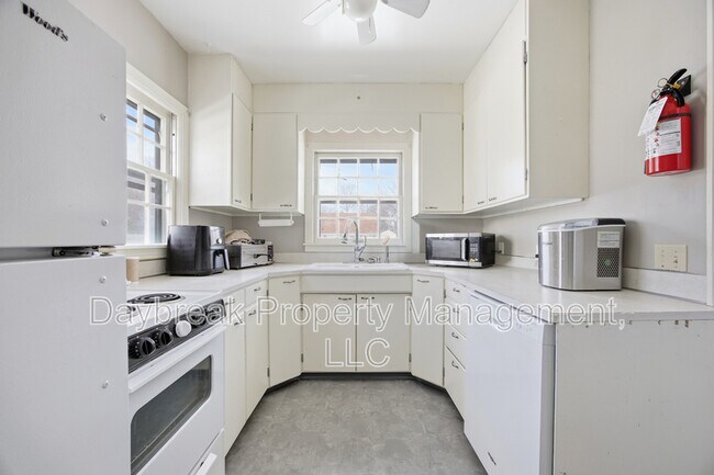 Building Photo - 1221 5th St S