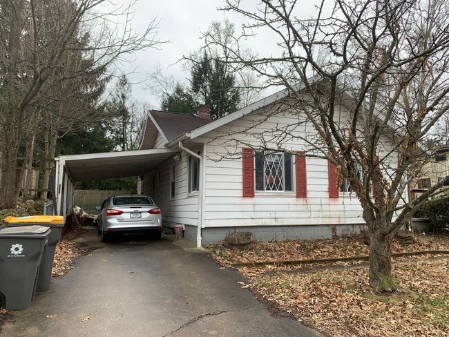 Building Photo - 3 bd/1.5 bath Charming Home just 4 blocks from IU Jacob's School of Music - Available August 2026!