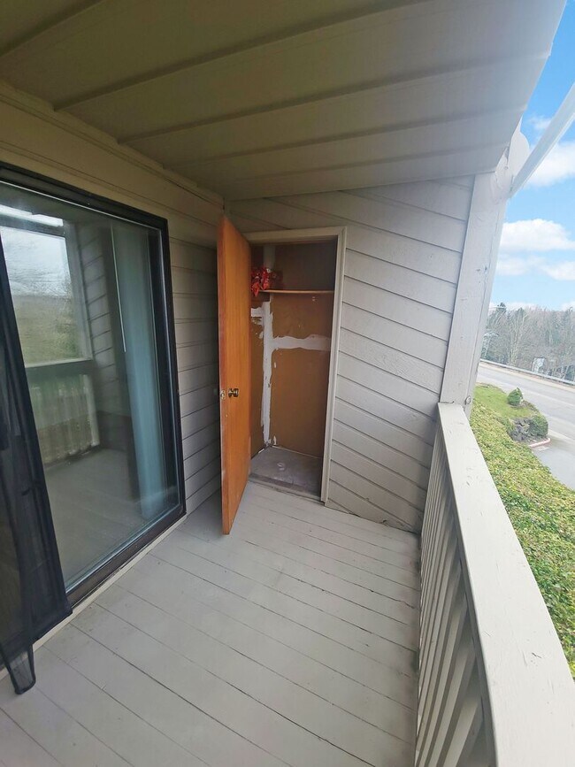 Building Photo - View of Renton Valley 2b/1.5ba Condo ***COMING SOON***