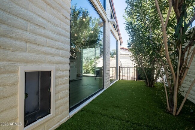 Building Photo - 7322 E Sierra Vista Dr