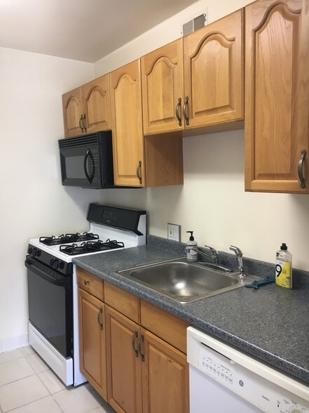 Kitchen - 12207 Braxfield Ct
