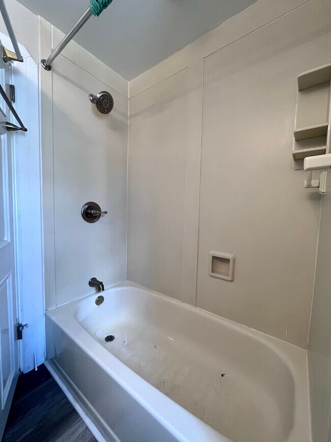 Building Photo - 410 Walcott Rd