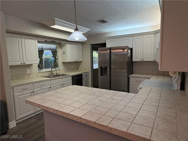 Building Photo - 203 Esther St