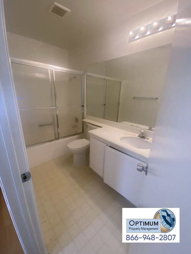 Building Photo - Charming 3-Bedroom, 2-Bathroom Home with E...