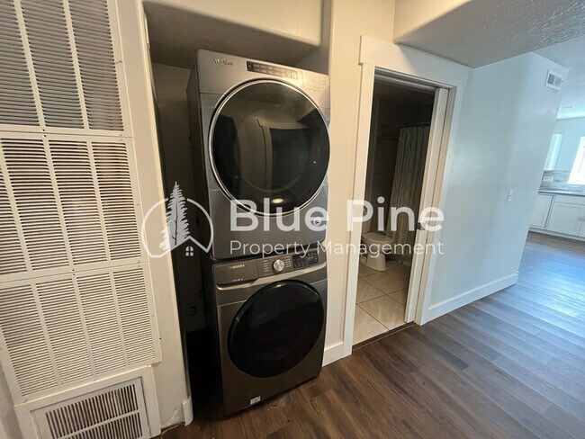 Building Photo - 1420 E 17th St