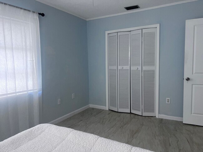 Building Photo - 4BD/2BA on the Island!