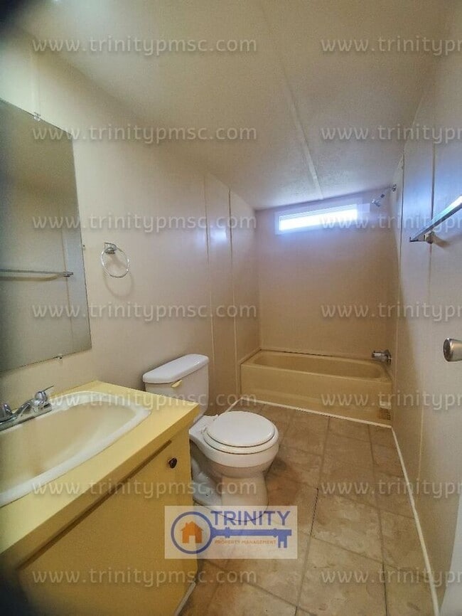 Building Photo - HUGE LOT! Pets welcome! 3 Bed rooms!