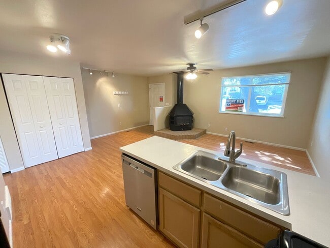 Building Photo - 1 Bedroom Townhome Available Near N Academy Blvd and Vickers Dr!