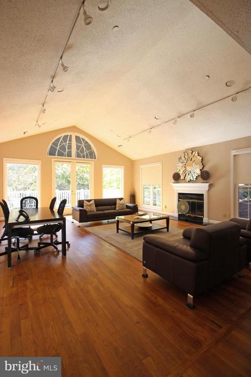 Building Photo - 1543 Lincoln Way