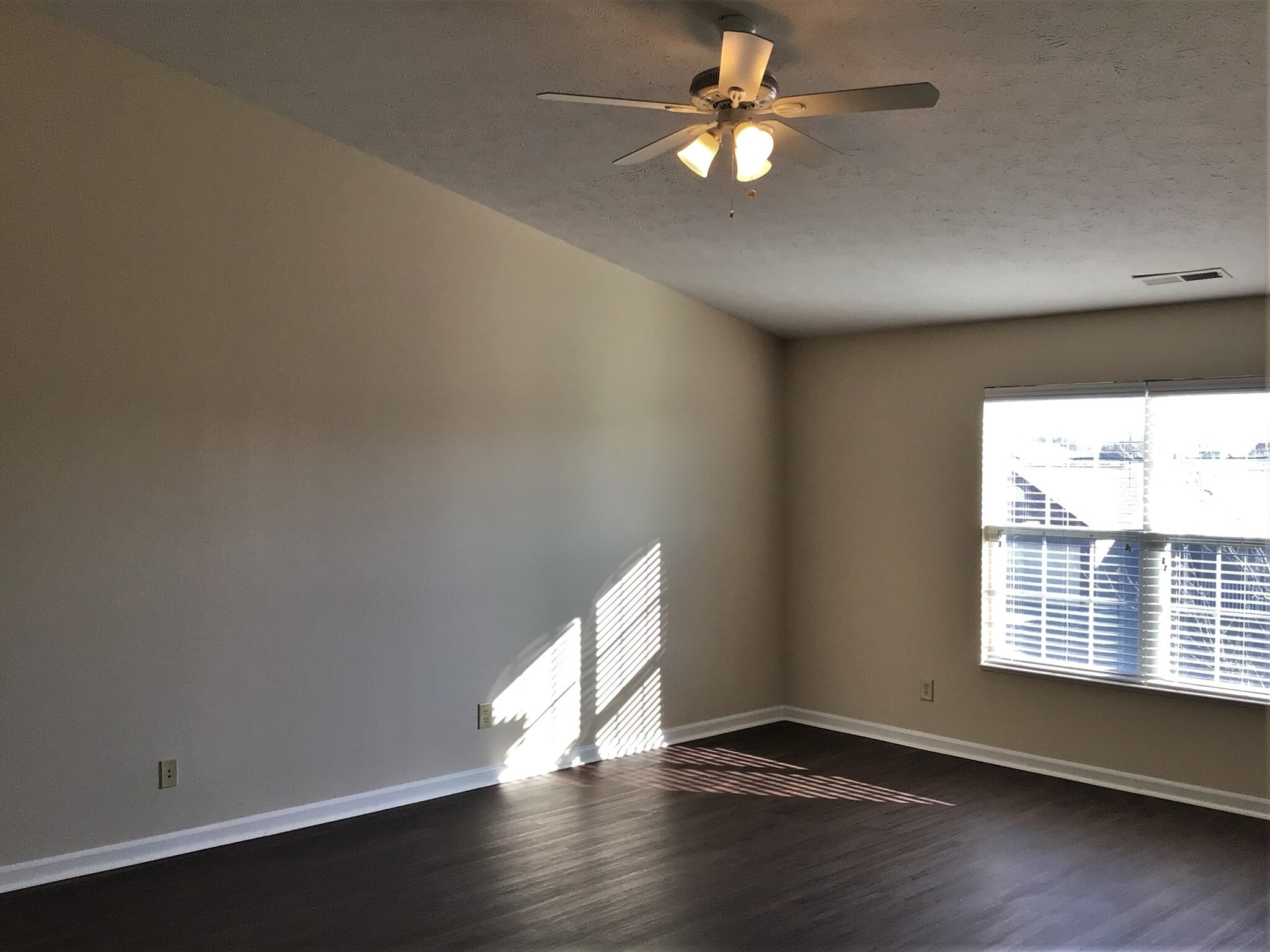 Building Photo - 2440 Tiptop Dr