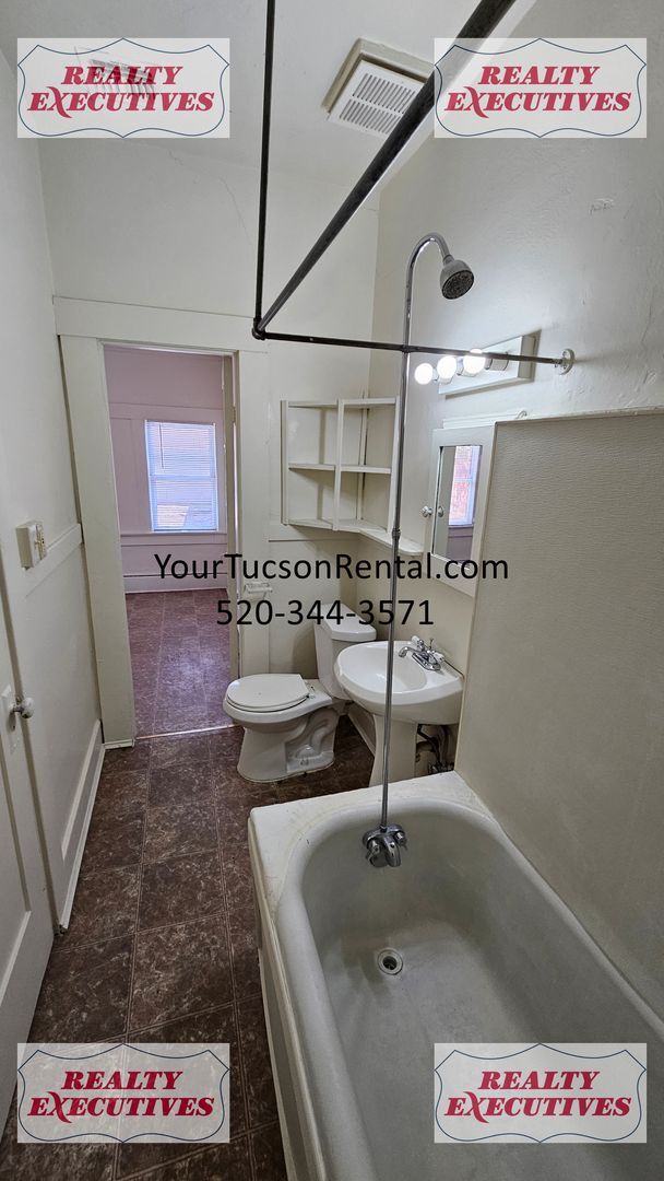 Building Photo - 8th Street and Euclid - 1 bedroom 1 bath r...