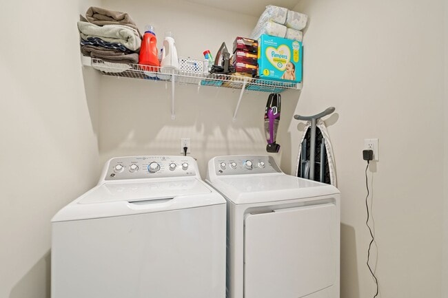 Building Photo - 3be/2.5ba 3-Level Townhouse Key Location Between Durham and Chapel Hill