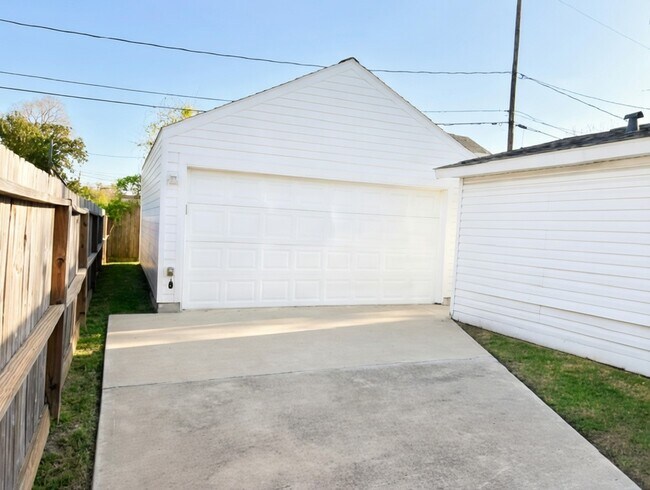 Building Photo - 221 Hyta St