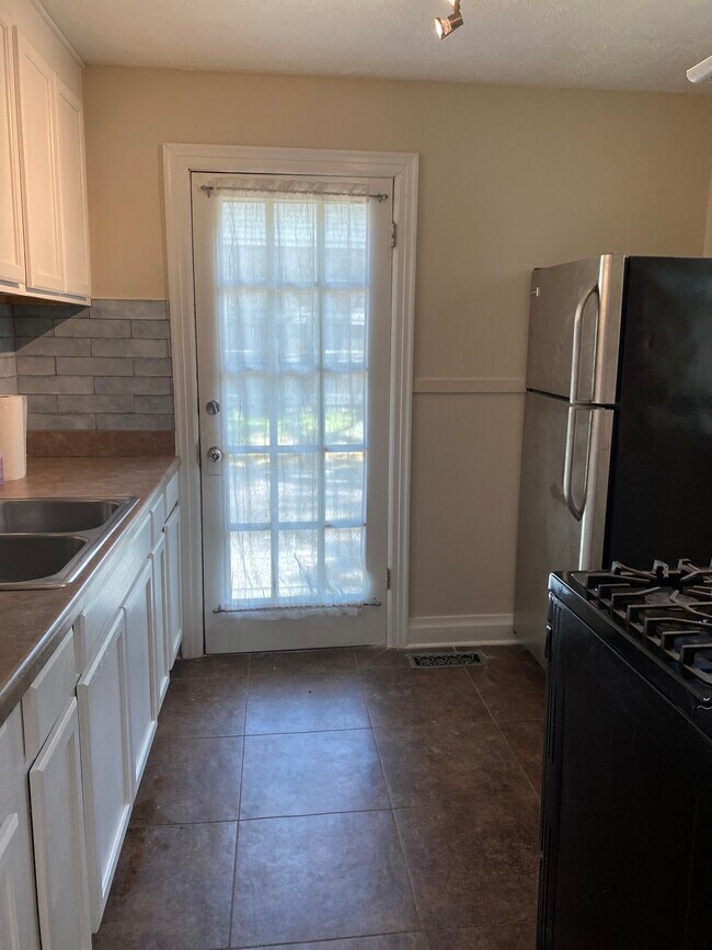 Building Photo - 704 Country Club Rd