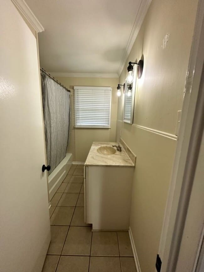 Building Photo - Downtown Gainesville Bungalow