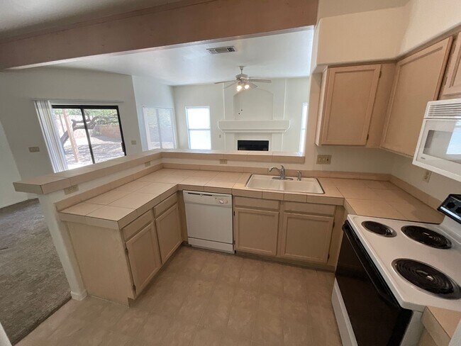 Building Photo - Great eastside location on cul-de-sac lock...