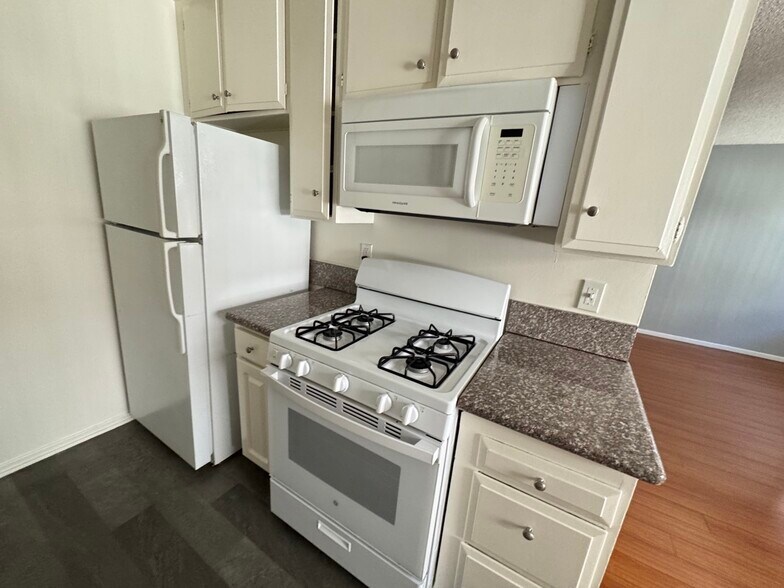 Building Photo - 447 W Elk Ave