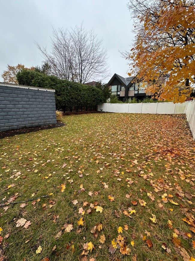 Building Photo - 151 Edinboro St