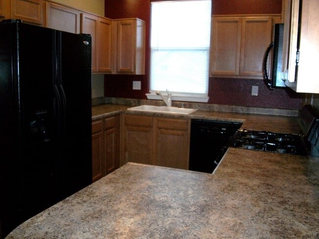 Building Photo - Well maintained 3 bedroom, 2-1/2 bath, 2-car garage $2400.00