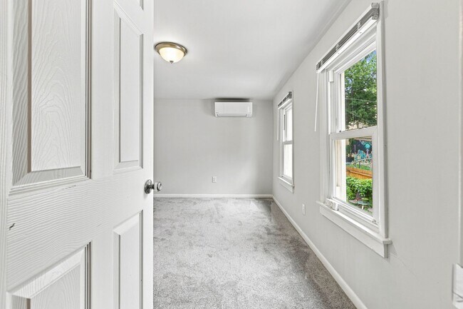 Building Photo - 550 Dauphin St