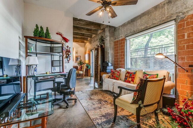 Building Photo - FANTASTIC 2-BEDROOM KING WILLIAM CONDOMINIUM
