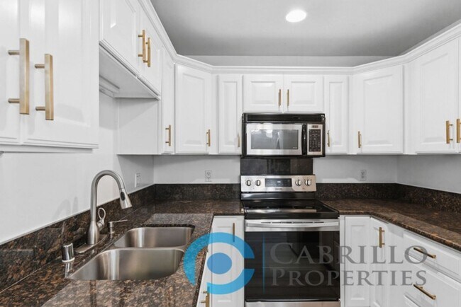 Building Photo - *** FIRST MONTH FREE *** Beautifully Renovated 2BD/2BA Condo with In-Unit Washer and Dryer