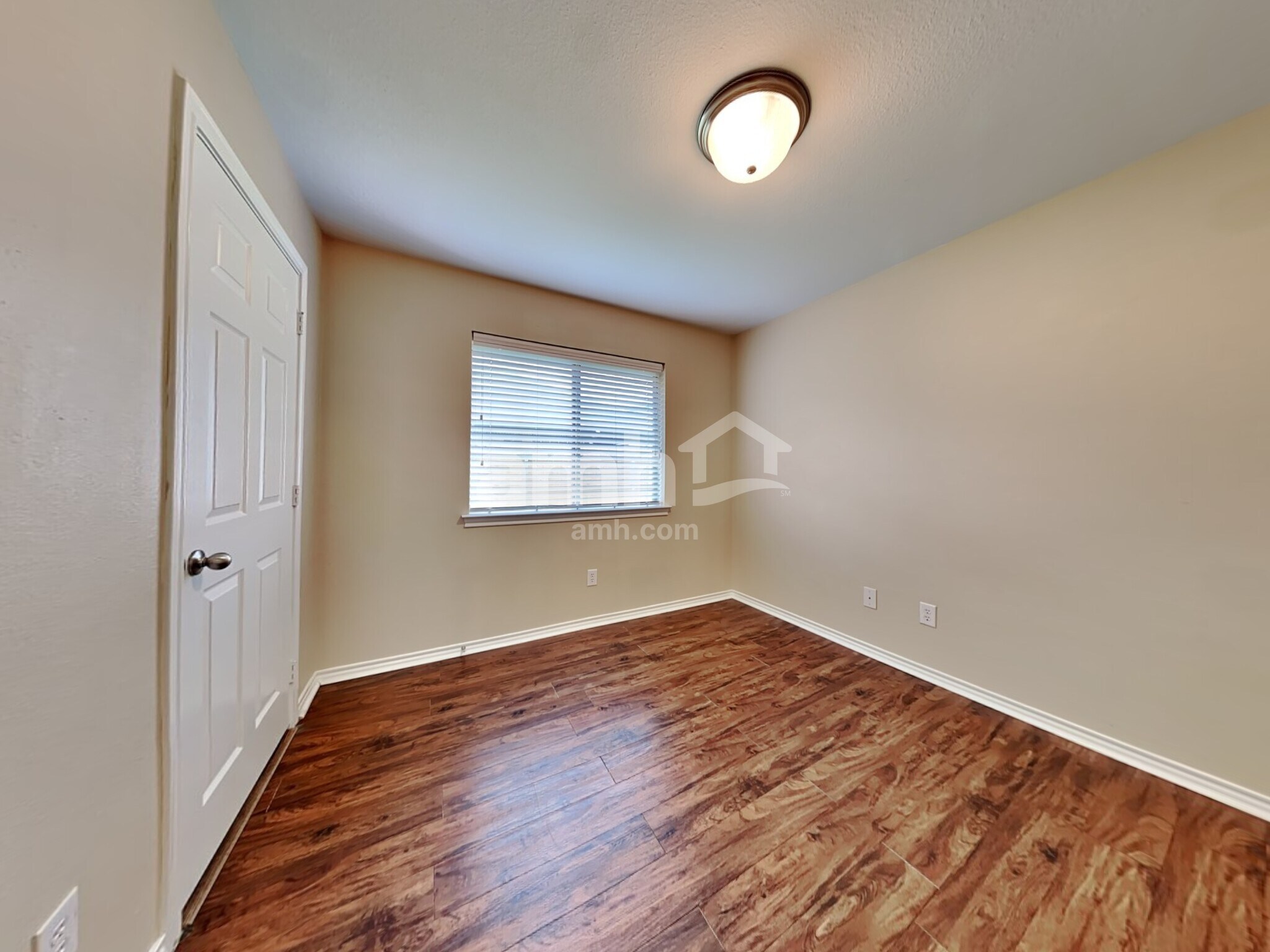 Building Photo - 1004 Lake Ridge Dr