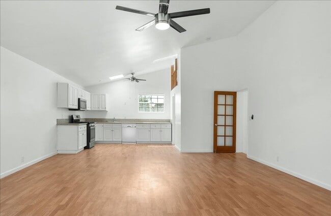 Primary Photo - 107 S Aviation Blvd