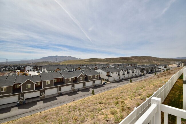 Building Photo - Spacious Saratoga Springs 4 Bed 3.5 Bath Corner Home with Stunning Views