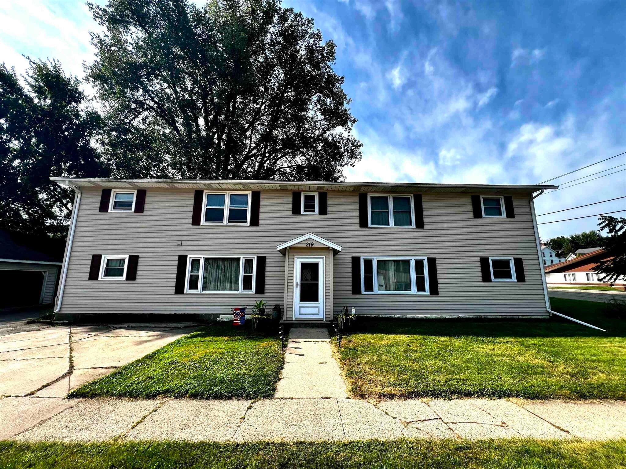 Building Photo - 219 4th Ave
