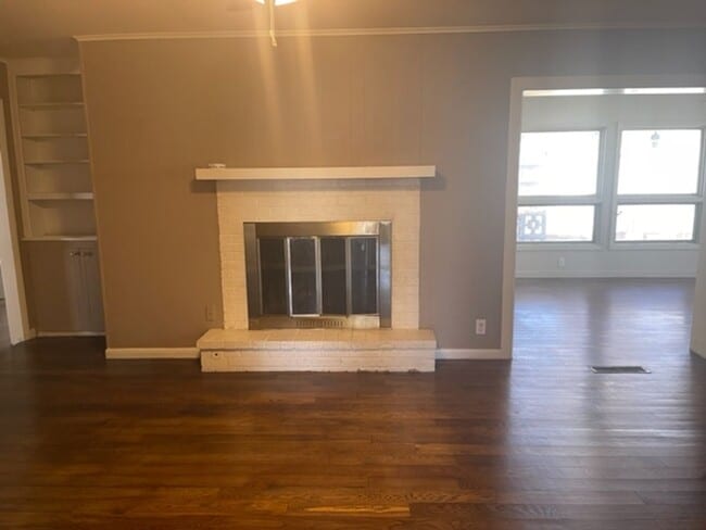 Building Photo - Large 1960's Home Near 21st & Sheridan!