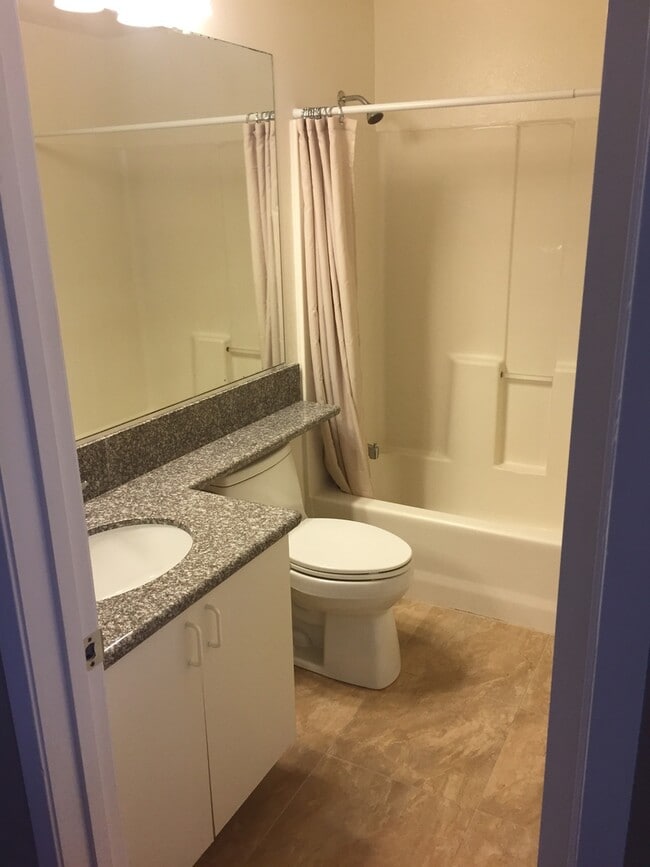 Building Photo - Large Condo with 2 bedrooms, 2 baths