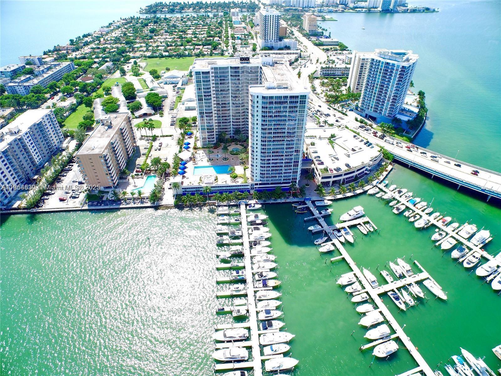 Building Photo - 1155 Brickell Bay Dr