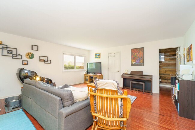 Building Photo - Meticulously Maintained 4 BR 2.5 BA Home in Burke, VA