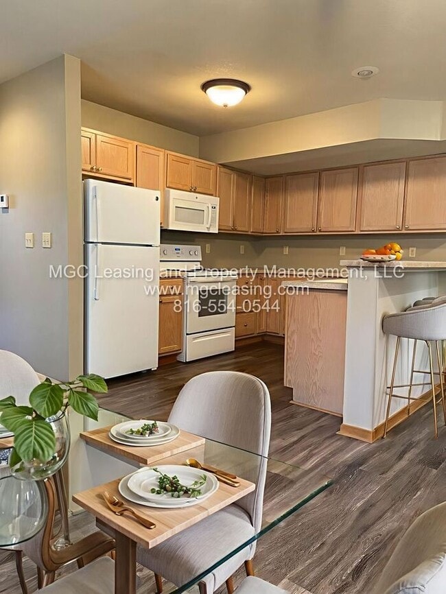 Building Photo - Spacious Duplex Living in the Heart of Lee...