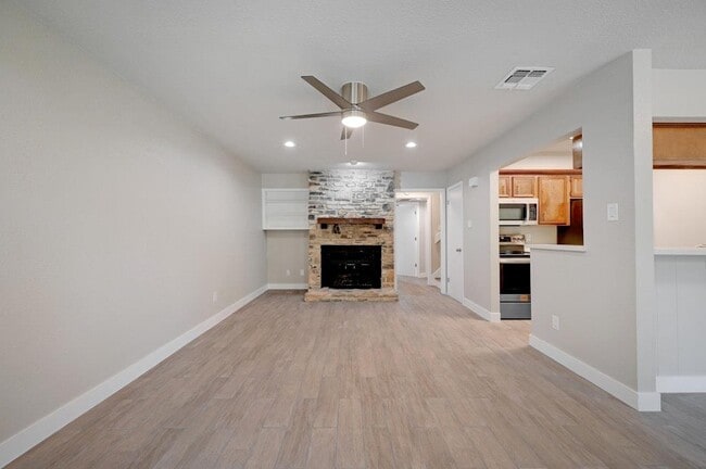 Building Photo - 10 Cypress Fairway Village