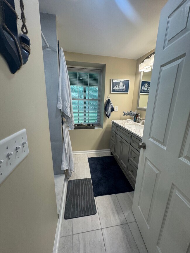 Building Photo - 2094 Fieldcrest Dr