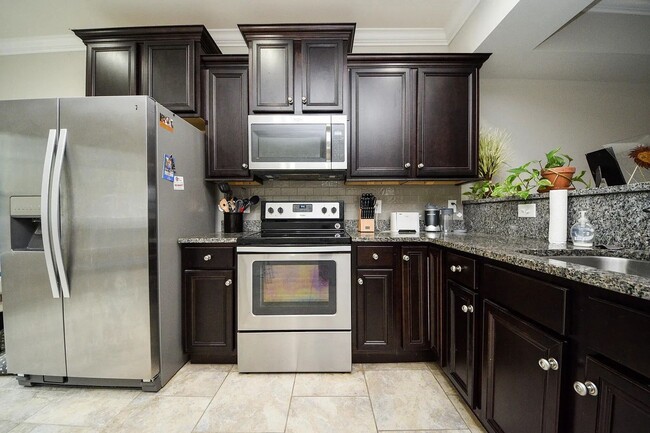 Building Photo - PRICE REDUCED   BEAUTIFUL TOWNHOME- SHOWINGS BY APPOINTMENT ONLY