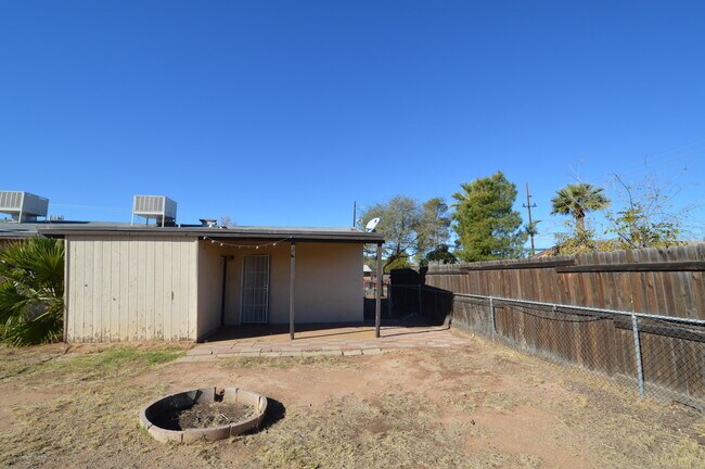 Building Photo - 1152 N Santa Rosa Ave