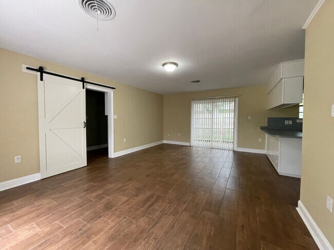 Building Photo - 334 Country Club Blvd