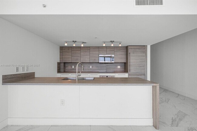Building Photo - 400 Sunny Isles Blvd