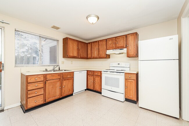 Building Photo - 5877 Taylorsville Rd