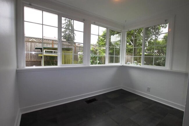 Building Photo - Lovely Craftsman Style Home Ballard !