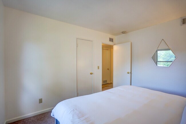 Building Photo - 8 Craig Ave