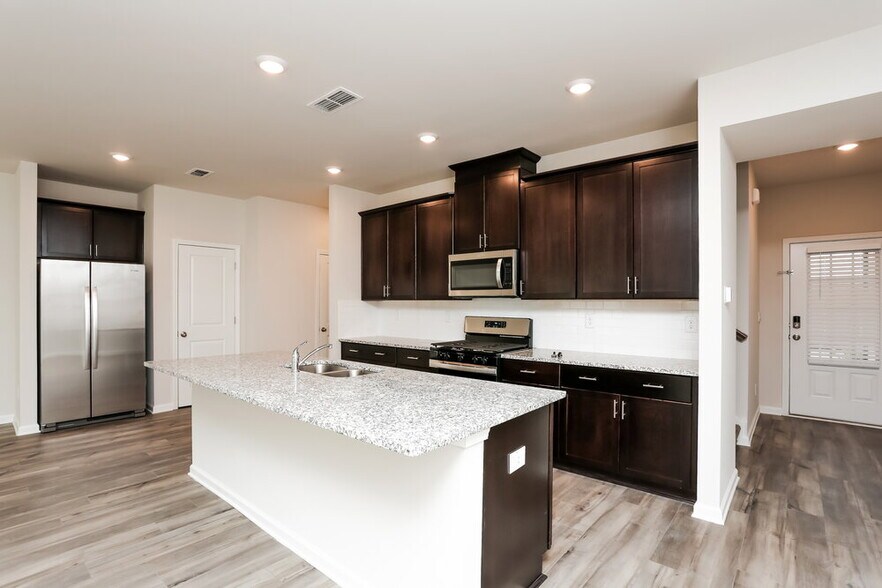 Building Photo - 1157 Sunny Lake Dr